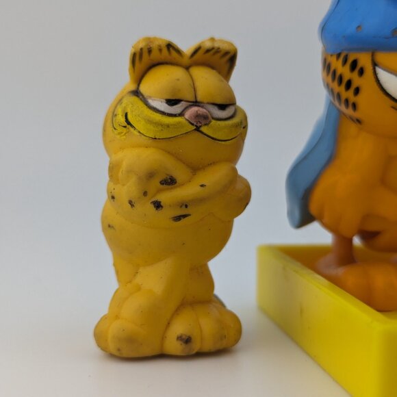 Bundle of 5 Vintage Garfield Collectibles: Toys, Stamps, and Pencil Topper - Picture 3 of 9